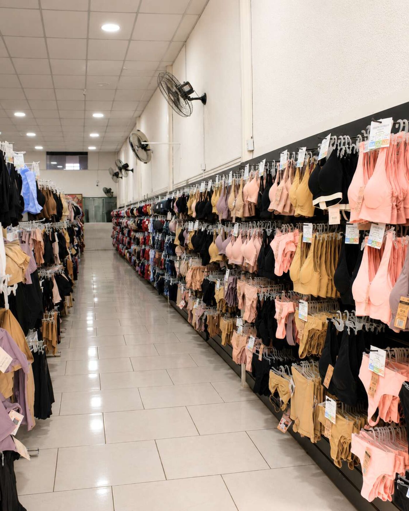 Estoque de sutiãs no atacado da Capital da Lingerie em Campinas-SP — foto 22